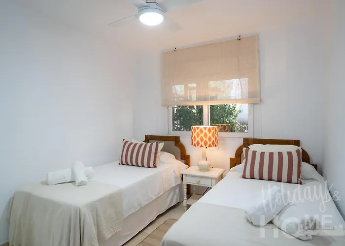 Neptuno II Beachfront Elviria,Sea Views,Lovely Terrace And Pool